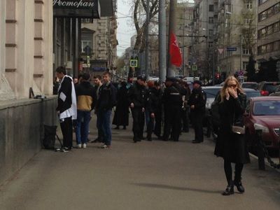 Хулиганы пытаются сорвать церемонию награждения конкурса "Мемориала". Фото: twitter.com/MemorialMoscow