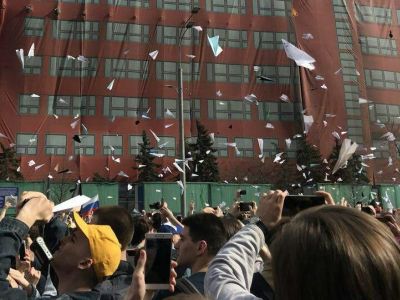 Митинг в защиту Телеграм и свободы Интернета, Москва, 30.4.18. Запуск самолетиков. Фото: t.me/politota_plus