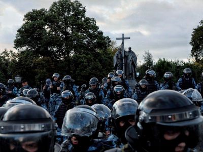 Силовики у памятника Кириллу и Мефодию во время акции 10.8.19 в Москве. Фото: Влад Докшин, "Новая газета"