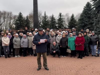 Жители села Ольговка Курской области. Стоп кадр видео: БОЕВОЕ БРАТСТВО ЗА ДЕРЖАВУ ОБИДНО! СИЛА В ПРАВДЕ! / YouTube